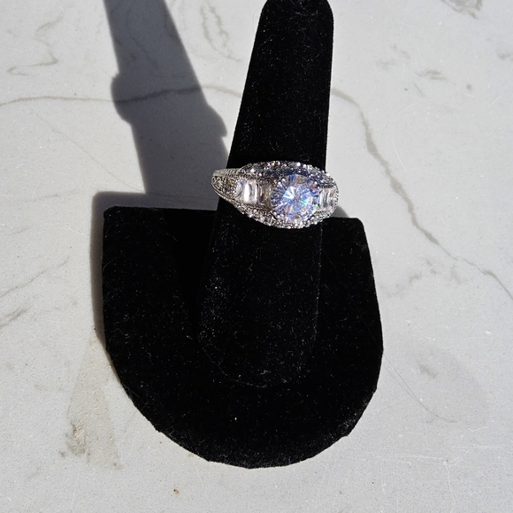 Elegant Silver Ring with Dazzling Oval Gemstone - Picture 4 of 11